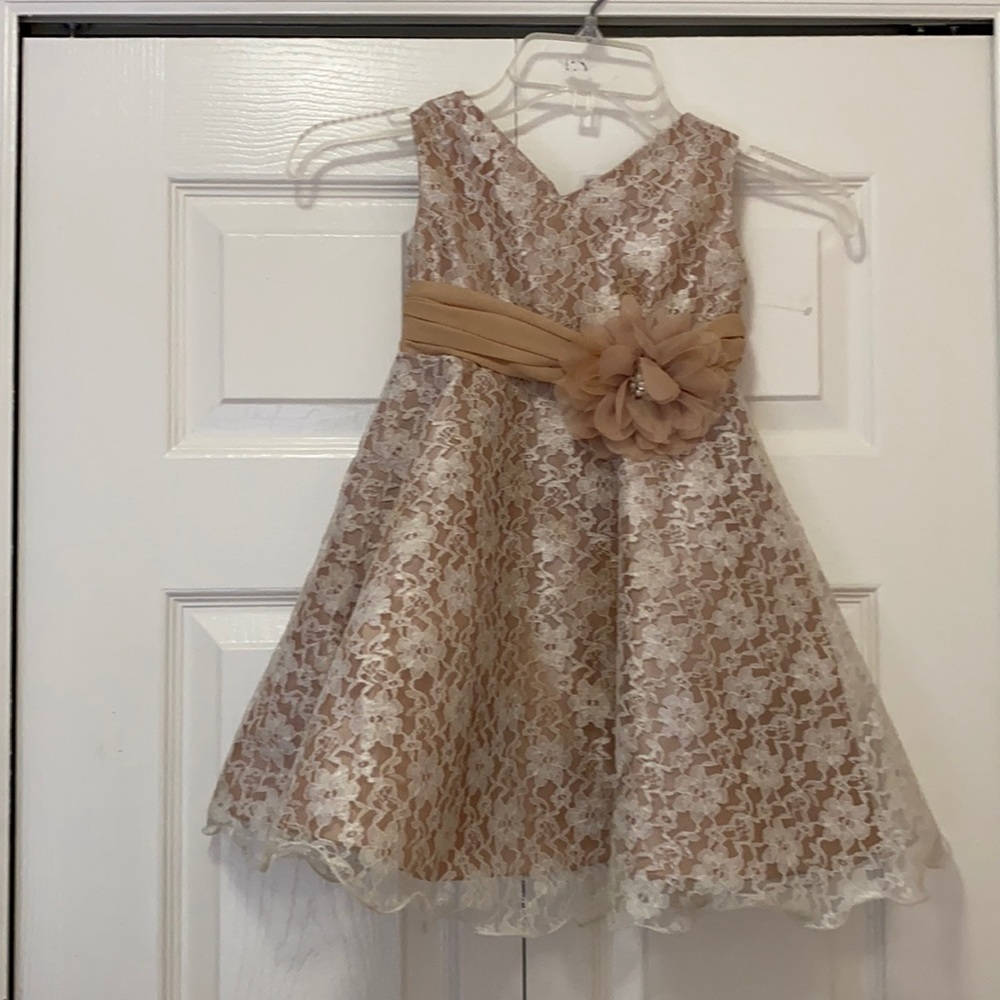 Little girl’s lace dress